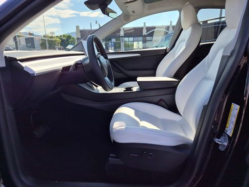 Used 2025 Tesla Model Y Long Range AWD/4WD image 17