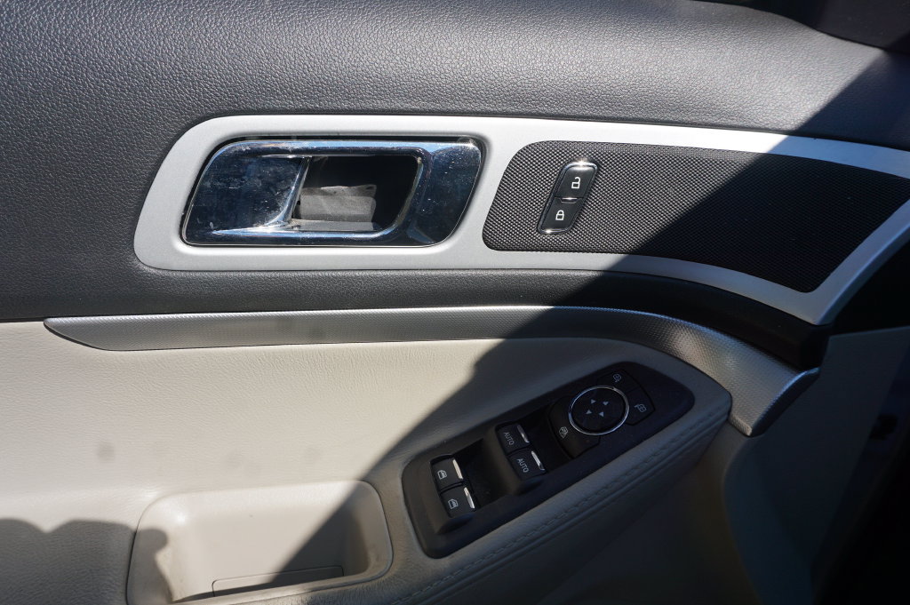 Used 2013 Ford Explorer XLT FWD image 3