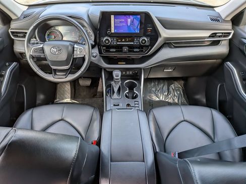Used 2023 Toyota Highlander XLE AWD/4WD image 5