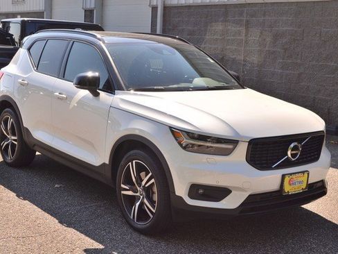 Used 2022 Volvo XC40 T5 R-Design w/ Climate Package image 2