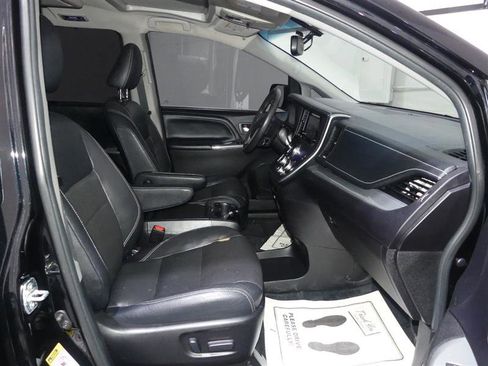 Used 2017 Toyota Sienna SE Premium image 22