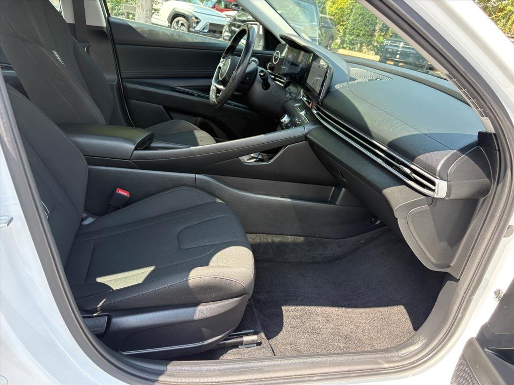 Certified 2025 Hyundai Elantra SEL FWD image 17