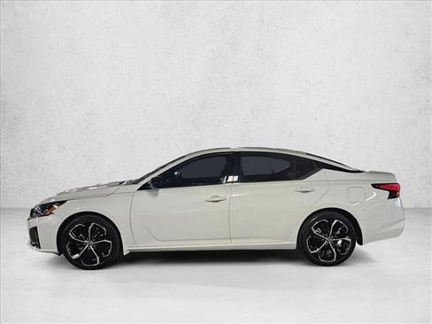 Used 2025 Nissan Altima 2.5 SR FWD image 8