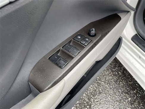 Used 2023 Toyota Camry SE image 18