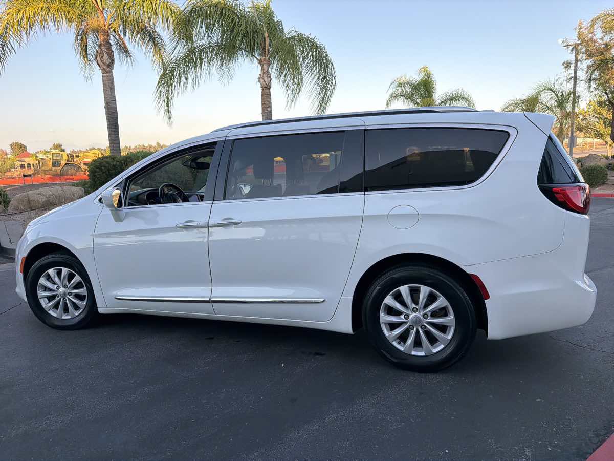 Used 2019 Chrysler Pacifica Touring-L FWD image 11