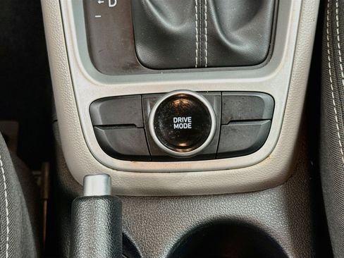 Used 2025 Hyundai Venue SEL FWD image 25