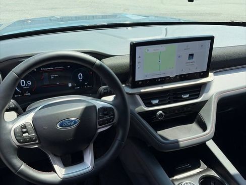 Used 2025 Ford Explorer Active AWD/4WD image 2