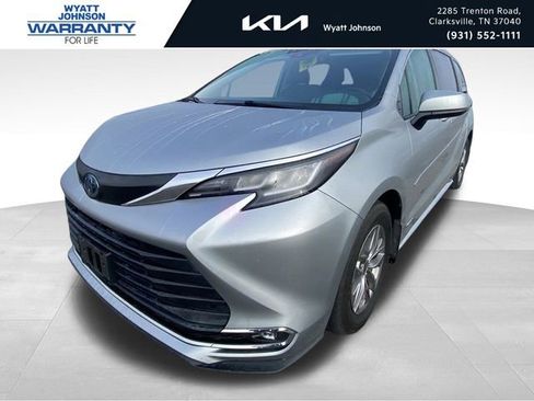Used 2021 Toyota Sienna XLE image 1