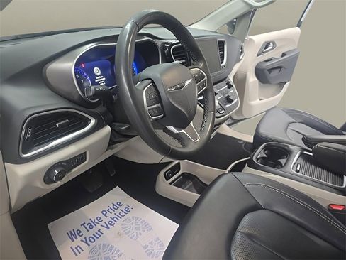 Used 2024 Chrysler Pacifica Touring-L image 12