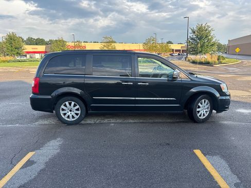 Used 2012 Chrysler Town & Country Touring-L w/ Entertainment Group #2 FWD image 20