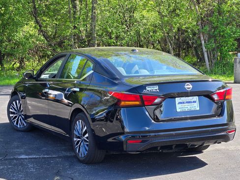 Used 2025 Nissan Altima 2.5 SV FWD image 13