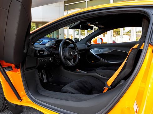 Used 2025 McLaren Artura RWD image 34