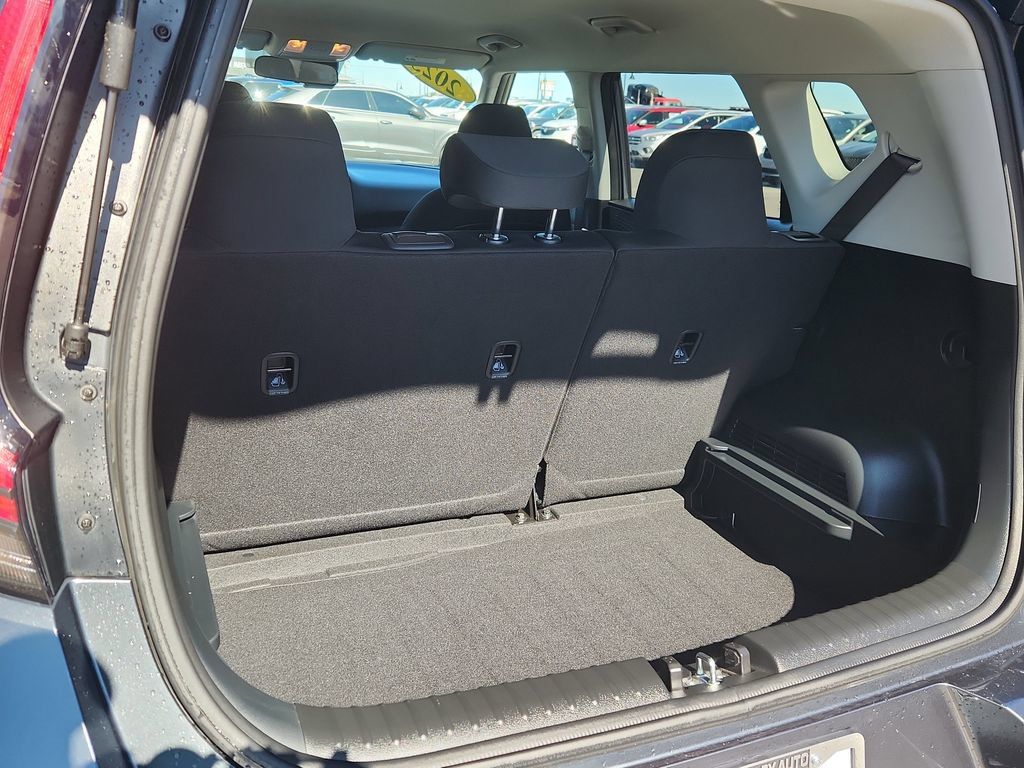 Used 2025 Kia Soul LX w/ LX Technology Package FWD image 11