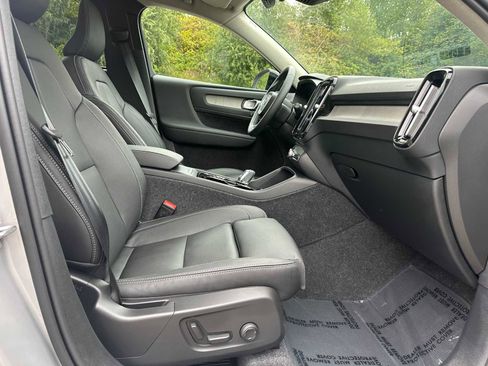Used 2025 Volvo XC40 B5 Plus w/ Climate Package image 9