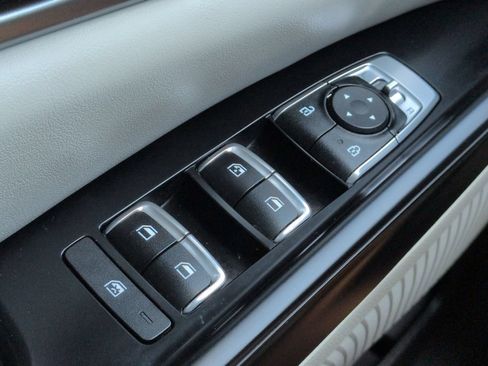 Certified 2023 Kia Carnival LX FWD image 28
