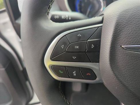 Used 2025 Chrysler Pacifica Select FWD image 13