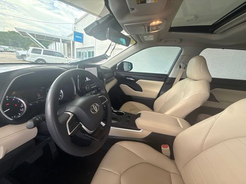 Used 2023 Toyota Highlander XLE FWD image 27