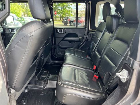 Used 2018 Jeep Wrangler Unlimited Sahara w/ Dual Top Group AWD/4WD image 15