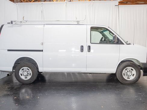 Used 2017 Chevrolet Express 2500 image 4