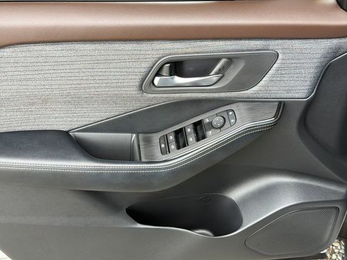 Used 2023 Nissan Rogue SV image 3