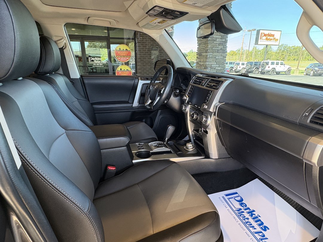Used 2022 Toyota 4Runner SR5 Premium w/ Moonroof Package AWD/4WD image 29