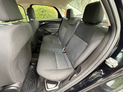 Used 2018 Ford Focus SE w/ Cold Weather Package FWD image 12