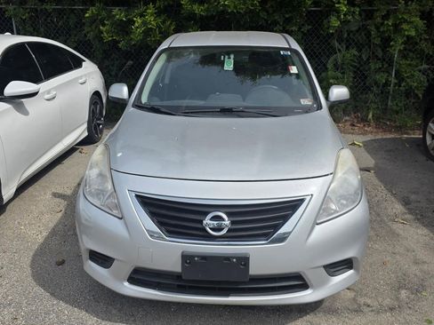 Used 2014 Nissan Versa SV w/ Convenience Package image 2