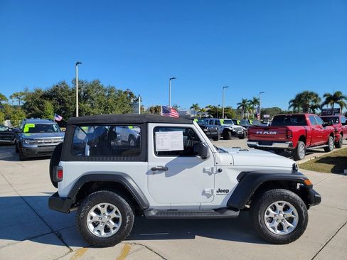 Used 2022 Jeep Wrangler Sport image 9
