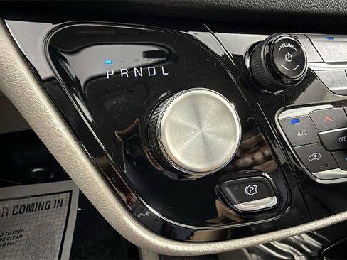 Used 2024 Chrysler Pacifica Touring-L image 23