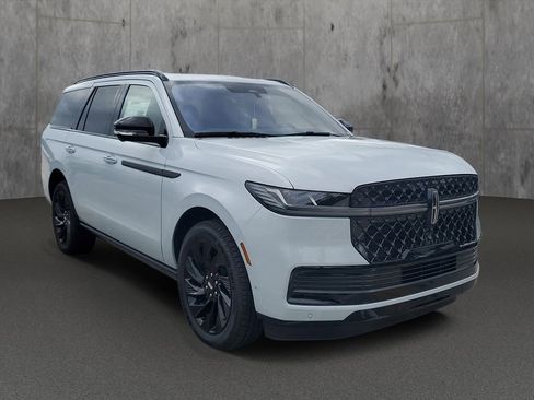 New 2025 Lincoln Navigator Reserve w/ Jet Appearance Package AWD/4WD image 32