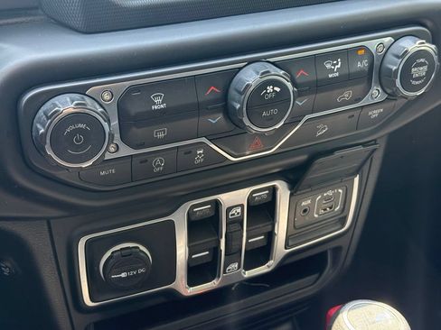 Used 2018 Jeep Wrangler Unlimited Sahara AWD/4WD image 18