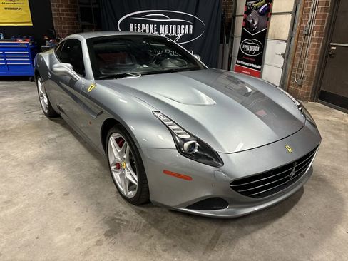 Used 2015 Ferrari California T image 17