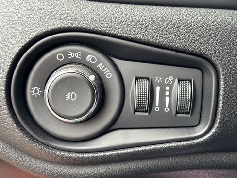Used 2015 Jeep Renegade Latitude w/ Popular Equipment Group AWD/4WD image 24