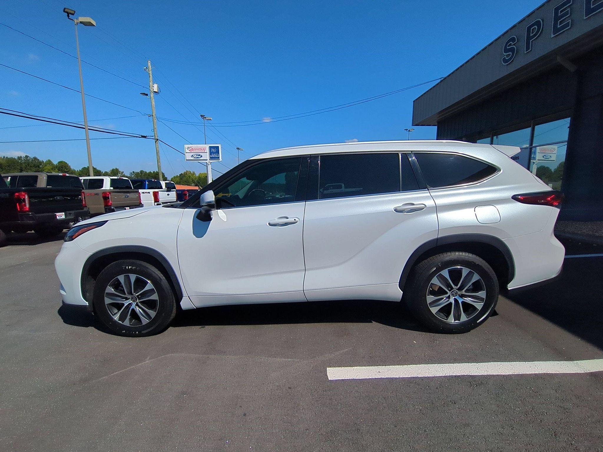 Used 2022 Toyota Highlander XLE FWD image 10