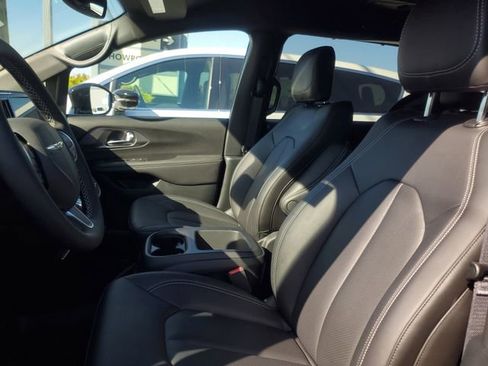 New 2026 Chrysler Pacifica Select image 10
