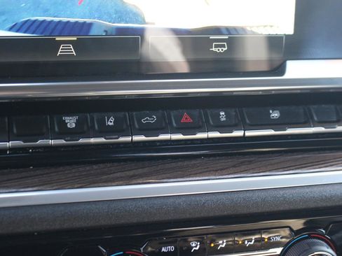 Used 2025 Chevrolet Silverado 2500 LT w/ Convenience Package image 27