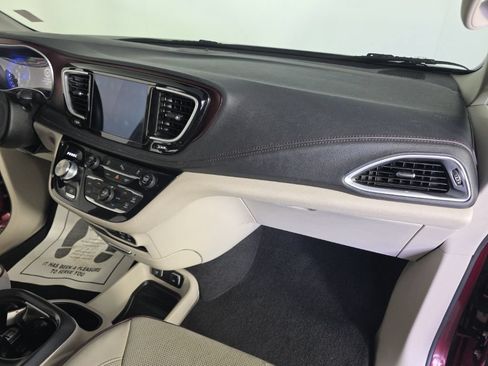 Used 2018 Chrysler Pacifica Limited FWD image 41