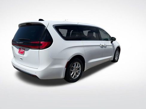 Used 2023 Chrysler Pacifica Touring-L FWD image 8