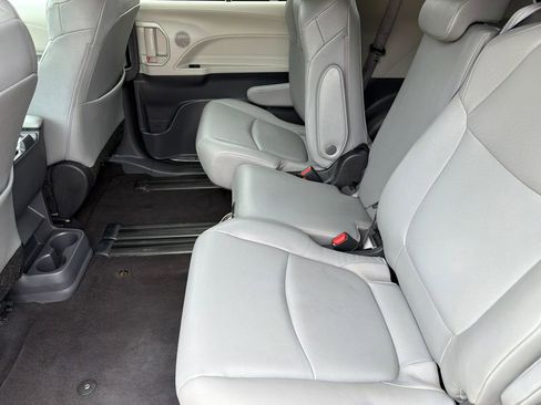 Used 2024 Toyota Sienna XLE FWD image 17
