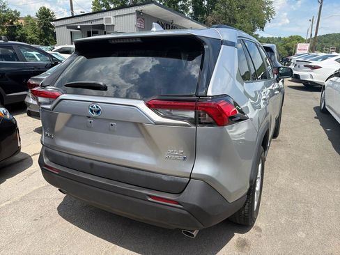 Used 2020 Toyota RAV4 XLE w/ Carpet Mat Package AWD/4WD image 6