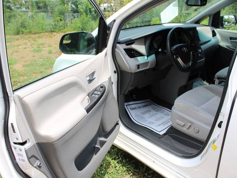 Used 2015 Toyota Sienna LE FWD image 13