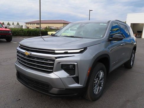 Used 2025 Chevrolet Traverse LT image 3