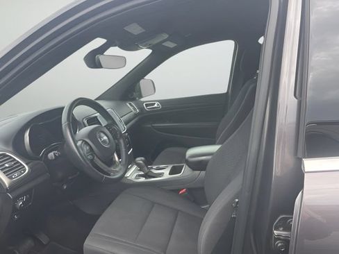 Used 2019 Jeep Grand Cherokee Laredo w/ 18" Wheel & 8.4" Radio Group RWD image 10