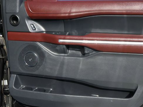 Used 2024 Ford Expedition Limited image 19