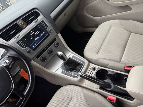 Used 2017 Volkswagen Golf S image 21