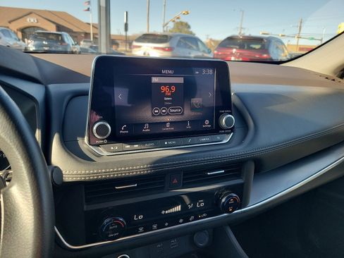 Used 2023 Nissan Rogue SV image 17