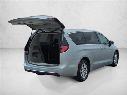 Used 2023 Chrysler Pacifica Touring-L FWD image 5