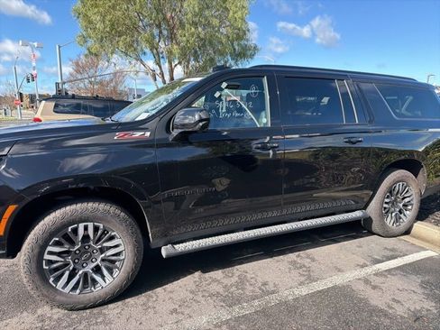 Used 2025 Chevrolet Suburban Z71 image 19