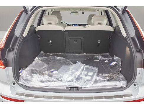 Certified 2025 Volvo XC60 B5 Plus w/ Protection Package Premier image 17