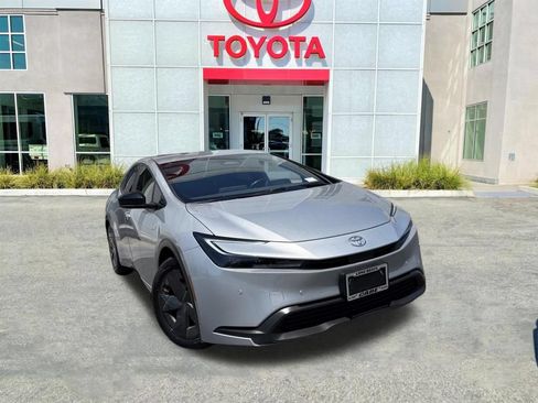 Used 2023 Toyota Prius LE FWD image 2